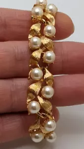Vintage Napier Gold Tone Brushed Leaves Faux pearls Bracelet 7.5" - Picture 1 of 6