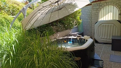 Intex Whirlpool aufblasbar.Mit Holzoffen und/ oder mit Strom beheizt. - Bild 1 von 4