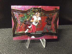 2024 Panini NFL Select RC #476 JAYDEN DANIELS Pink Glitter SSP Field Level 4/15 - Bild 1 von 2