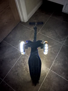 MAXI MICRO DELUXE LED SCOOTER BLUE - EXCELLENT CONDITION - Picture 1 of 14