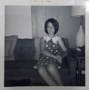 Foto vintage ~ Mujer joven (1969) - Imagen 1 de 2