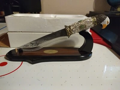 Cuchillo de coleccionista de hoja fija grabada con cabeza de águila 13 1/4” con soporte de exhibición nuevo en caja Foto 1 de 3