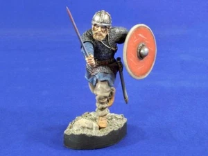 Verlinden 54mm (1/32) Cargando Viking Warrior en armadura de cota de malla con base 2805 - Imagen 1 de 1