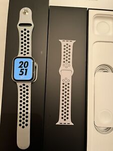 Apple Watch Series 6 Nike 44mm Aluminum Case with Pure Platinum/Black Sport Band