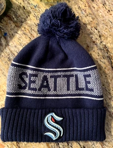 NUEVO SIN ETIQUETAS Seattle Kraken Puños Tejido Invierno Gorro Gorra Pom Azul Marino NHL Hockey - Imagen 1 de 6