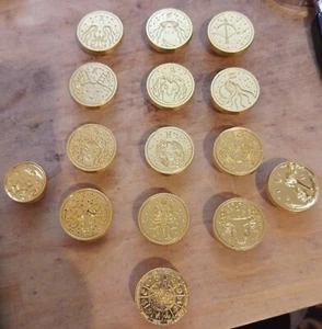 13 Gold Plated Wax Zodiac Seals & 2 Others - Bild 1 von 1
