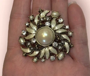 Vintage Signed Monet White Enamel Pearl Rhinestone Wreath Brooch Gold Tone - Picture 1 of 7