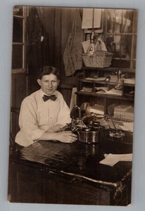 Postkarte RPPC Beruf Mann Schreibtisch Oliver Schreibmaschine Standard Sichtschreiber - Bild 1 von 2