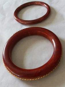 2 braune Kunststoff Armreif Armbänder Maße 2 1/4" & 2 1/2" innerhalb der Armbänder - Bild 1 von 5