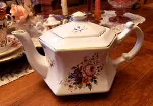 TETERA KERNEWEK Inglaterra Blanca Con Flores Rosas Tetera Forma Hexagonal 9.5"X 6" - Imagen 1 de 21