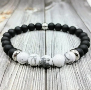 Brazalete moderno de 8"L de acero inoxidable de 8 mm de ónix negro mate + piedras preciosas Howlite con cuentas - Imagen 1 de 5