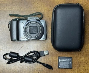 Olympus fotocamera digitale SZ-10 18X zoom argento cromato con cavo HDMI, SD e borsa - Foto 1 di 13