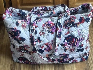 Nuevo con etiquetas Bolso Vera Bradley Ultraligero XL Exuberante Azul Floral 23 X 14 X 8 Precio de venta sugerido por el fabricante $139 - Imagen 1 de 8