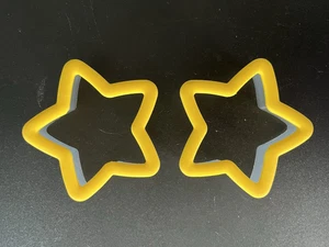 2 Wilton Soft Comfort Grip Cookie Cutters Yellow Stars 3 1/2" Wide - Picture 1 of 3