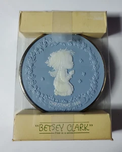 HALLMARK TREE TRIMMER 1980 BETSEY CLARK PRIMERA EN SERIE CAMAFEO Adorno de Navidad - Imagen 1 de 7