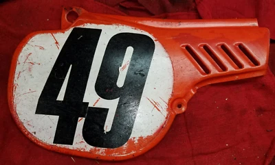 CR250R HONDA 1983 CUBIERTA LATERAL DERECHA PANEL MATRÍCULA 83520-KA4-710ZA Foto 1 de 3