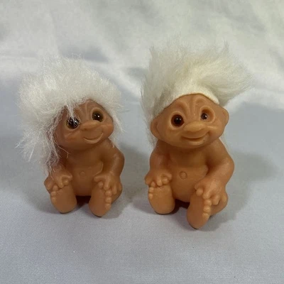 Figuras de trolls DAM Sentadas 1985 vintage bebé niño pelo blanco desnudo (dos muñecas) Foto 1 de 4
