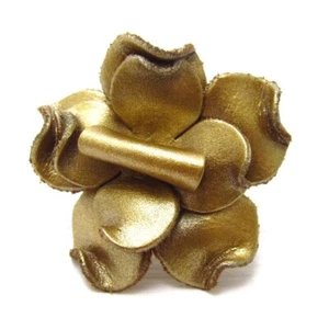 Anillo de cuero genuino con flores de plumeria hawaiana de oro - Imagen 1 de 3