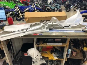 NOS HONDA GOLDWING 01+ GL1800 CHROME RR LOW COWL PN 08F81-MCA-100F - Bild 1 von 2