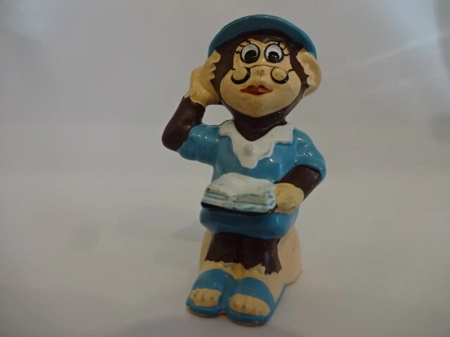 Urwaldtier Affe zum Sammeln / Affenoma auf Stuhl liest aus Affenbuch - Bild 1 von 1