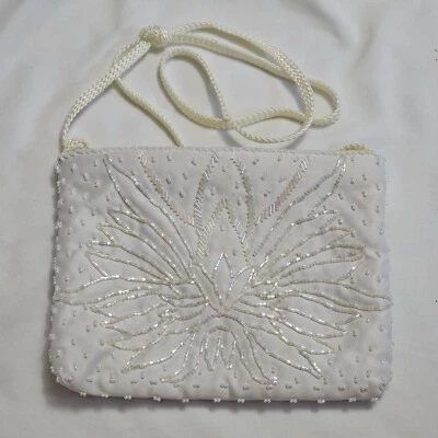 Bolso de mano vintage La Regale blanco satinado con cuentas flor de loto Foto 1 de 4