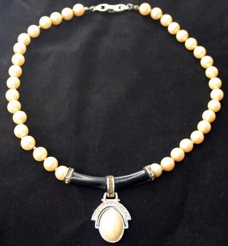 Ciondolo vintage GIVENCHY perla strass e smalto nero