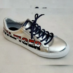 TOMMY HILFIGER AUTHENTIC LONI METALLIC LOGO TOMMY SNEAKERS WOMEN'S SIZE 8 - Picture 1 of 12