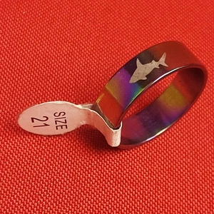 Anello in acciaio inox con incisione squalo a fascia larga misura 21 multicolore unisex - Foto 1 di 11