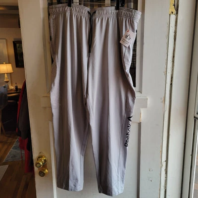 Nuevo con etiquetas Pantalones deportivos Reebok para hombre Gris Bolsillos con cremallera Talla 2XL Foto 1 de 4