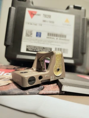 Trijicon RMR RM08 12.9 MOA 琥珀三角形 - 双照明瞄准镜 - FDE — 第 1/4 张图片