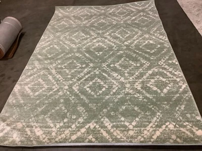 GREEN / IVORY 6' X 9' Flaw in Rug, Reduced Price 1172668091 ADR131Y-6 - Image 1 of 3