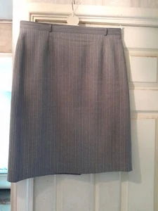 Smart Unworn Grey Pinstriped Skirt Size 20 - Picture 1 of 2