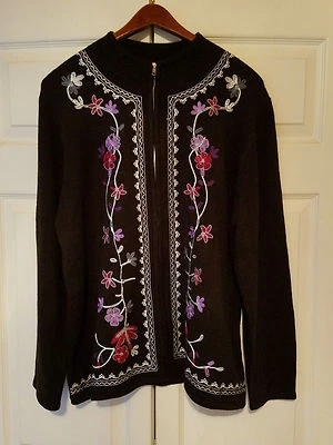 Dressbarn Ladies Size 18/20 Black w/ Stitched Floral Zip Down Sweater (NEW) - Imagem 1 de 4