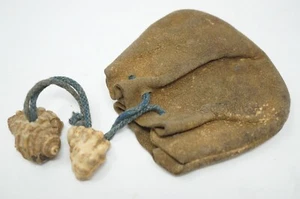 Japanische Ledertasche mit Netsuke Muschel Ornament Set Antik Sagemono 0508F19 - Bild 1 von 11