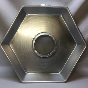 1973 Wilton Hexagon 502-305 10” Cake Pan Chicago 60643 Pre-Owned Good Condition  - Picture 1 of 4