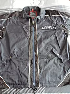 NUEVA, CHAQUETA IMPERMEABLE KANGOL, TALLA L, AZUL/NEGRA, BOLSILLOS DELANTEROS E INTERIORES, UTILIDAD - Imagen 1 de 11