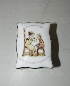 Vintage 1974 Holly Hobbie Rectangular Footed Porcelain Friendship Trinket Box - Picture 1 of 5
