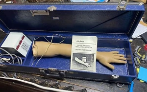 NASCO LifeForm Simulador de Presión Arterial LF1021 UA Maniquí Entrenamiento Brazo y Estuche - Imagen 1 de 7
