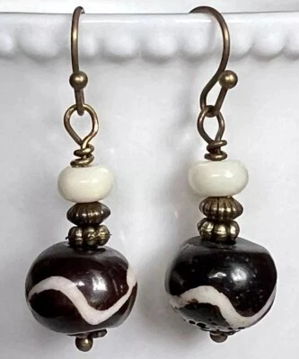 Pendientes colgantes Batik. Cuentas negras y marfil con bronce grabado. Boho Chic Foto 1 de 3