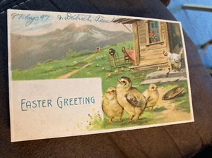 “Saludo de Pascua” de B. W. con pollitos en el patio de la casa - Imagen 1 de 2