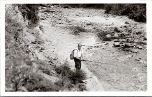 Foto postal RPPC hombre pescando en arroyo - c1918-1936 - Imagen 1 de 2