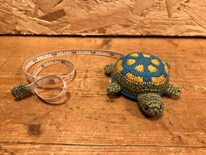 Nastro Tartaruga Misura Uncinetto Primaverile Uncinetto Maglia Cucito Blu su Giallo - Foto 1 di 2