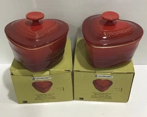 Le Creuset Cocotte Ramekin en forma de corazón pequeño rojo con tapa juego de 2 nuevos en caja - Imagen 1 de 5