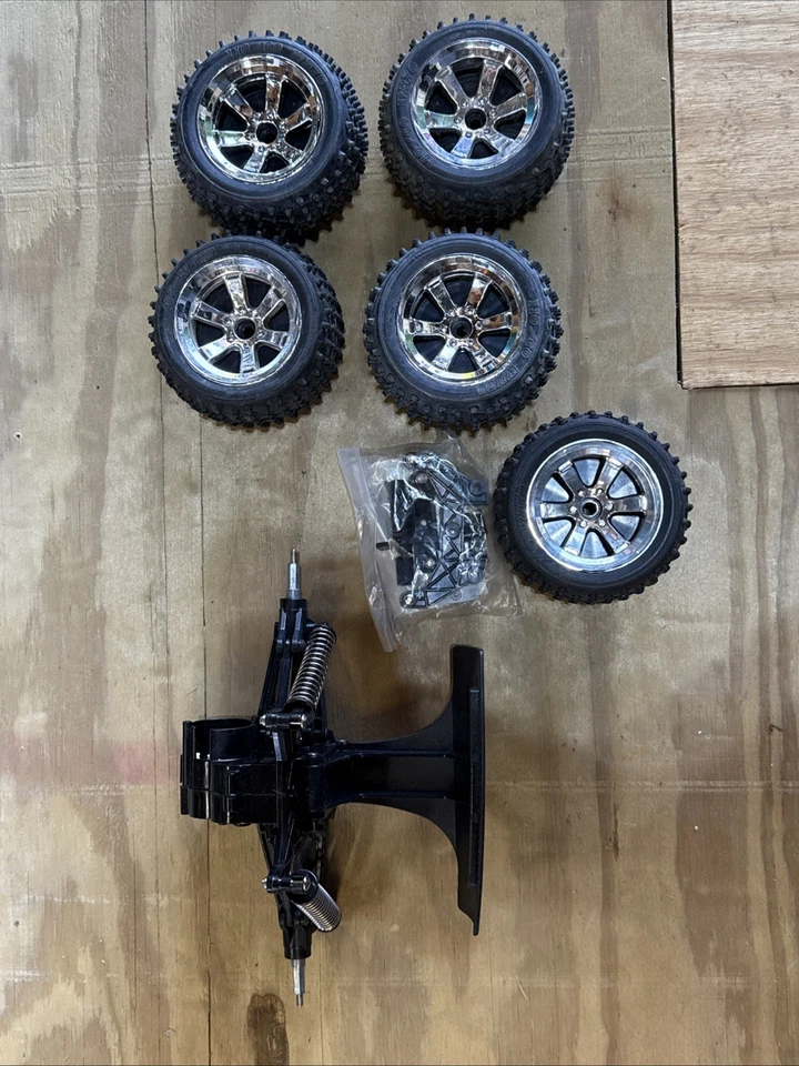 Lote de piezas Radio Shack. Neumáticos, juego de amortiguadores y carcasa de parachoques. Foto 1 de 4