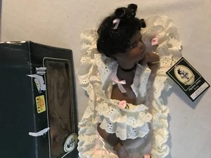 GEPPEDDO PLAYTIME SERIE JESSE PUPPE SO SEHR HEILIG AUF IHRER DECKE LIEGEND SCHWARZ PORC - Bild 1 von 7