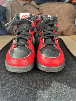 耐克 University Red Dunk High Kids 尺码 13.5c 黑色/红色 — 第 1/4 张图片