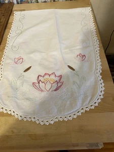 Vintage Embroidered Floral Dresser Scarf flower 36 x14 - Picture 1 of 2