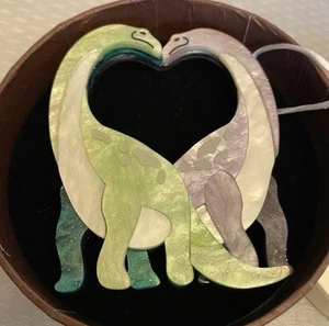 Broche de Dinosaurios Primera Salvaje Cuello y Cuello Corazón Amor Carmen Hui 2021 Nuevo en Caja - Imagen 1 de 5