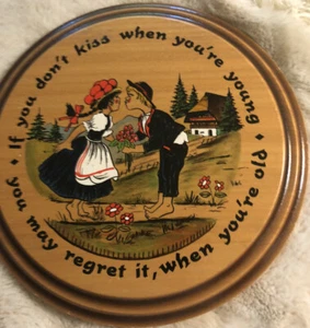 Placa de pared de madera vintage alemana pintada a mano besando niño niña casa de campo abuela - Imagen 1 de 5