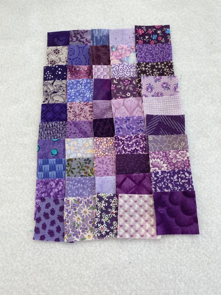 50 DIFERENTES CUADRADOS DE EDREDÓN DE TELA CALICÓ PÚRPURA DE 1 1/2 PULGADAS - MUCHOS VINTAGE Foto 1 de 1